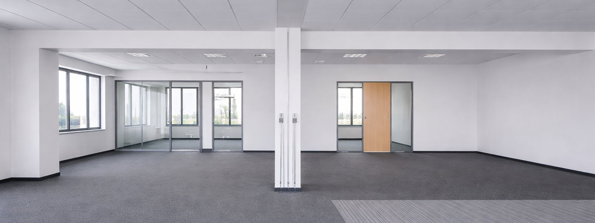 Fertiggestellter Innenausbau mit Trockenbau, Deckensystemen, Wandsystemen und modernen Glasabtrennungen