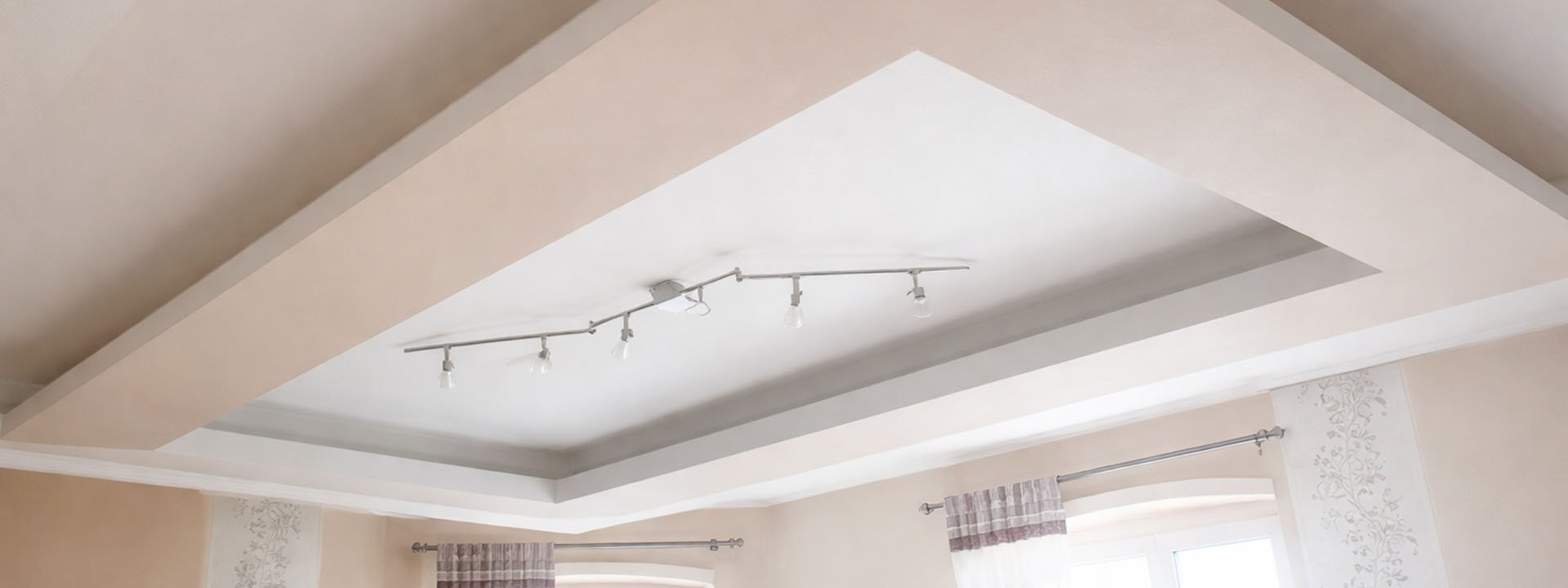 Abgeh&auml;ngte Trockenbaudecke mit modernem Deckensystem und indirekter Raumgestaltung im Wohnbereich