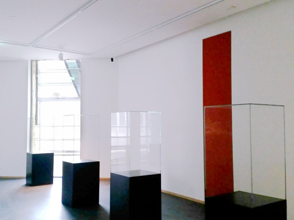 Modern gestalteter Ausstellungsraum mit Trockenbauw&auml;nden, Deckensystemen und hochwertigem Innenausbau